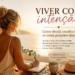Mulher madura a desfrutar de um momento calmo ao pequeno-almoço, simbolizando o viver com intenção na Dona Detalhe.
